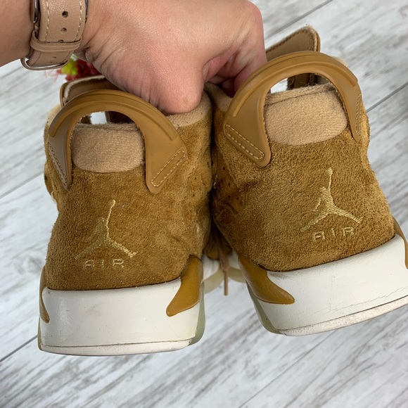 Jordan Retro 6 Size 4Y Kids - Picture 3 of 8